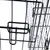Fermeture en métal d’une porte de cage grillagée, vue rapprochée du système de verrouillage.