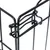 Détail d’un coin de cage en métal noir avec système de fermeture visible.