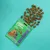 Edgard Cooper Bonbons, Petits Morceaux. Design d'emballage vert avec chien et chat. Petits morceaux de friandises bruns visibles.