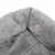 Primer plano de un material de felpa gris y suave, adecuado para camas o mantas para mascotas.