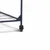 Structure métallique bleue avec étagère grillagée et roulette noire visible, partie inférieure d’un chariot ou support mobile.