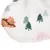 Tygdesign med kattmotiv, julbelysning och granar på vit bakgrund.
