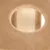 Detail van een krabpaal met beige pluche bekleding en sisal oppervlak zichtbaar door een ronde opening.