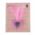 Jouet pour chat TIAKI Catnip Heart with Feather, cœur en feutre rose avec plume et pastille verte, sur carte d’instructions multilingue. Marque TIAKI visible en haut à droite.