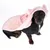 Hond draagt een roze handdoek met capuchon en oren, geschikt als huisdierbadjas of deken.