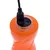 Orange flaske med USB-port og kontakt til tænd/sluk-funktion, kabel tilsluttet.