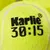 Bola de ténis amarela com inscrição preta 'Karlie 30:15'.