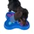 Chien à poil court utilisant un jeu d’intelligence interactif bleu et violet avec éléments mobiles en plastique, forme triangulaire arrondie, sur fond blanc.
