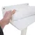 Una mano mostra come un rivestimento in tessuto bianco con chiusura a strappo viene fissato su una piattaforma bianca.