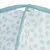 Détail d’un tissu blanc à motif feuilles vert clair avec bordure en tissu bleu clair, structure visible en plastique ou métal sous le tissu.