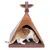 Chat roux et blanc dans une maisonnette tipi en carton décorée de motifs colorés, avec un totem au sommet. Sol intérieur en carton ondulé visible.