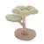 Árbol rascador con dos plataformas acolchadas en forma de flor, tapizado verde y tronco de madera envuelto en sisal. Base de tela marrón.