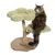 Árbol rascador con dos superficies acolchadas verdes, tronco de madera y base de yute. Gato sentado en la superficie inferior.