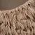Gros plan sur un tressage de fibres naturelles, matériau beige à l’aspect texturé. Aucun logo ni texte visible.