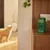 Earth Rated unscented Poop Bags, Verpackung mit 315 Beuteln auf einem Holzregal. Hund im Hintergrund sichtbar.