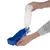 Hand hält eine blaue tragbare Trinkflasche mit integriertem Napf, Wasser wird aus der Flasche in den Napf gegossen.
