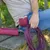 Pochette à friandises et longe en tissu bordeaux avec étiquette Trixie, posées sur un banc en bois, personne tenant la longe à la main.