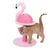 Kratzbaum in Flamingo-Design, rosa mit Sisal und Plüsch, Katze steht daneben.