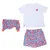 Set aus weissem T-Shirt mit Wassermelonenmotiv, gestreifter Shorts und passendem gestreiftem Hundekleidungsstück mit Wassermelonenmuster.