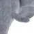 Graues Filzmaterial, Nahaufnahme eines Teils eines Tierdesigns mit Schwanz und Ohr sichtbar.