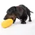 Cane che gioca con un gioco giallo a forma di pannocchia di mais.