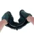 Handschuhe aus Mikrofaser mit Noppenstruktur, geeignet für Reinigung oder Pflege. Gehalten von zwei Händen, dunkelgrüne Farbe mit schwarzem Rand.