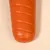 Orangefarvet, rillet legetøj af plast i form af en gulerod.