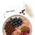 Teller mit Trockenfutter, Blaubeeren, rohem Fleisch, Reis und Cranberries. Text: nom nom! Teller mit Trockenfutter, Blaubeeren, rohem Fleisch, Reis und Cranberries. Text: nom nom!
