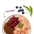 Teller mit Trockenfutter, rohem Hühnerfleisch, Cranberrys, Blaubeeren und Erbsenschote. Text: nom nom! Teller mit Trockenfutter, rohem Hühnerfleisch, Cranberrys, Blaubeeren und Erbsenschote. Text: nom nom!