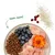 Teller mit Trockenfutter, Blaubeeren, rohem Fleisch und Blüte. Daneben Reis und Cranberries. Text: nom nom! Teller mit Trockenfutter, Blaubeeren, rohem Fleisch und Blüte. Daneben Reis und Cranberries. Text: nom nom!