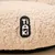 Tiaki Markenlabel auf cremefarbenem, flauschigem Material. Tiaki Markenlabel auf cremefarbenem, flauschigem Material.