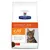 Hill's Prescription Diet Urinary Care c/d Multicare Chicken -kuivaruoka kissalle, oranssi ja valkoinen pakkaus, kuvassa ruskearaidallinen kissa
