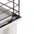 Coin d’une cage pour animaux en plastique blanc avec grille métallique noire, bac intérieur amovible visible.