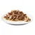 Assiette blanche contenant des morceaux de nourriture humide pour animaux, en sauce. Aucun emballage ni marque visible.