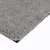 Graue, weiche Oberfläche aus Plüschmaterial, geeignet als Polster oder Unterlage. Detailansicht der Struktur und Dicke des Materials.