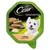 Cesar Gartenvielfalt mit Geflügel, Gemüse und Reis. Abgebildet: Hund, Karotte, Erbsen und Reis neben Produktstücken.