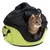 Sac de transport pour animaux en tissu noir et vert, ouverture zippée sur le devant, chat tigré assis à l'intérieur, poche latérale visible.