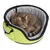 Chat tigré allongé dans un panier de transport vert et gris à parois souples, fermeture éclair visible, poignée sur le côté.