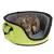 Chat allongé dans un panier de transport vert avec intérieur en tissu gris, poche latérale visible et fermeture éclair sur le bord supérieur.