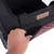 Sac de transport noir et rouge avec étiquette « Best Comfort », main ouvrant une poche extérieure à fermeture éclair, tissu visible.