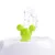 Grüner Wasserstrahlaufsatz in Form von Mickey-Maus-Ohren, Wasser fliesst heraus.
