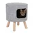 Grauer Hocker mit Holzbeinen und integriertem Katzenversteck. Katze schaut aus der Öffnung heraus.