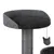 Plateforme grise en tissu pour arbre à chat avec rebord, poteau recouvert de corde et jouet suspendu en forme de tête de chat.