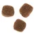 Kolme ruskeaa, neliönmuotoista kuivaruokanappulaa valkoisella taustalla. Tuotemerkki ja lisätiedot eivät näy.