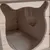 Binnenaanzicht van een houten constructie met kattenvormige ingang, geschikt als schuilplaats of slaapplaats.