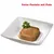 Feine Pastete mit Pute (texte en allemand) affiché au-dessus d’une pâtée carrée à la dinde dans une assiette blanche, décorée de persil frais.