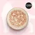 Cosma Pure Love. Schale mit zerkleinertem, rosa Fleisch auf rosa Hintergrund mit Katzenumriss.