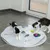 Spielmatte aus Filz mit Löchern, Marke Modern Living. Zwei Katzen spielen mit bunten Bällen auf der Matte.