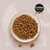 Cosma Pure Love Dry. Croquettes dans une coupelle, morceaux bruns sur fond avec silhouette de chat.