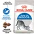 Royal Canin Home Life Indoor 27 macskaeledel csomagolás, szöveg: Az ürülék szagának csökkentése, Adaptált tápszemcse méret, három táp szemcse képe, nyújtózkodó macska rajza Royal Canin Home Life Indoor 27 macskaeledel csomagolás, szöveg: Az ürülék szagának csökkentése, Adaptált tápszemcse méret, három táp szemcse képe, nyújtózkodó macska rajza
